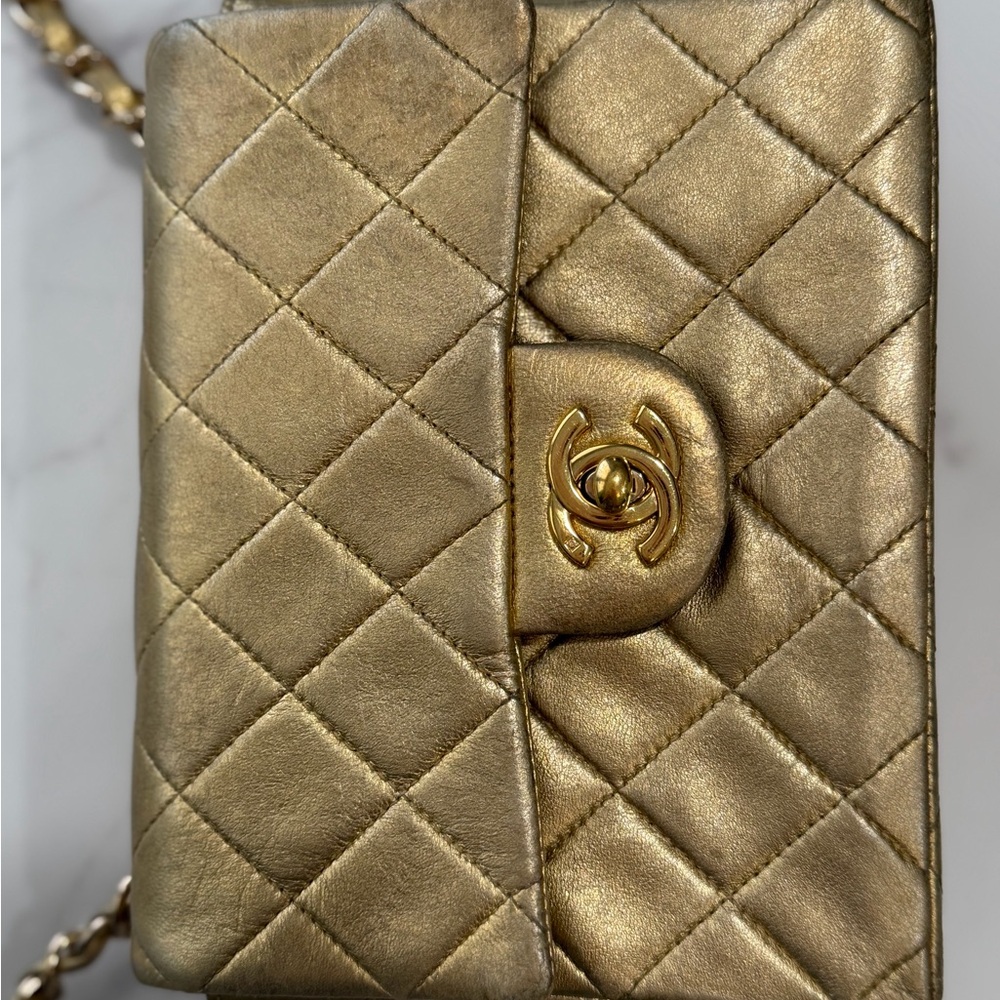 RARE CHANEL VINTAGE GOLD LAMBSKIN
CLASSIC SQUARE MINI FLAP BAG 24K GOLD PLATED - Picture 4 of 15
